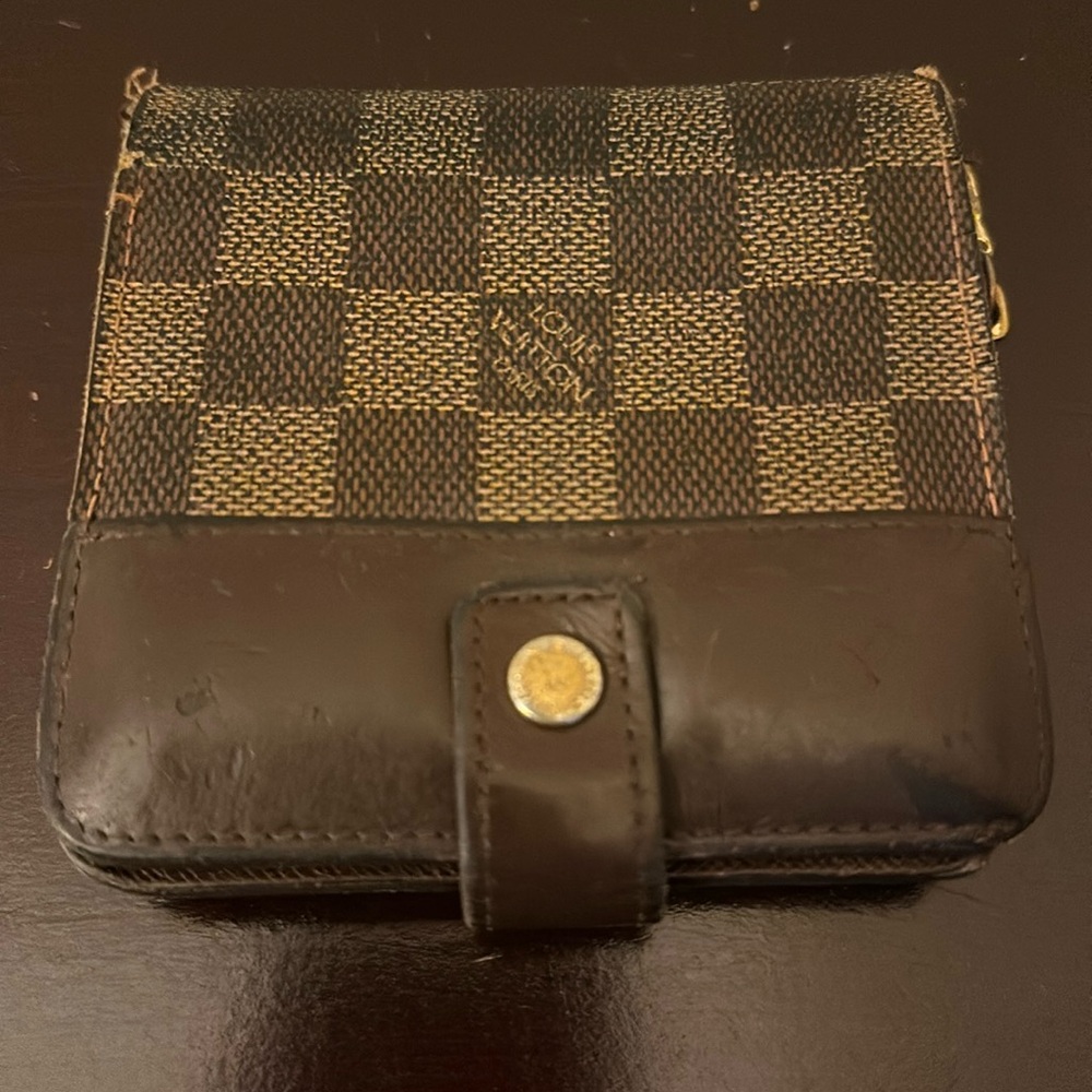 Louis Vuitton damier wallet. Good condition